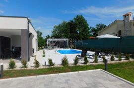 Moderna kuća sa bazenom, okružena zelenilom!, Labin, بيت