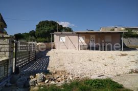 Bale - prodaja zemljišta sa vikend kućom na mirnoj lokaciji, Bale, Arazi