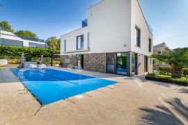 Luksuzna villa sa bazenom, 100 metara od mora!, Fažana, Ev