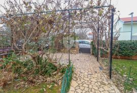 Prostrani dvoetažni stan s vrtom u okolici Fažane!, Fažana, Stan