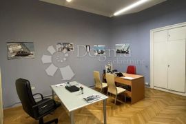 Adaptiran poslovni prostor blizu centra Rijeke, Rijeka, Commercial property