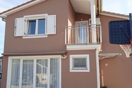 Lijepa obiteljska kuća na prodaju, Pula, Istra, Pula, Ev