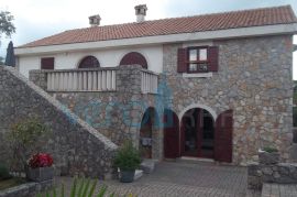 Otok Krk, Dobrinj, okolica, adaptirana kamena kuća sa velikom okućnicom, Dobrinj, Ev