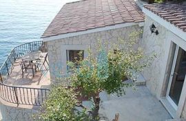 Vrbnik, otok Krk, unikatna kuća na stijeni iznad mora, Vrbnik, بيت