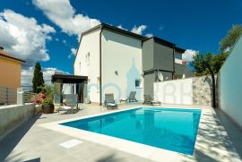 Uvala Soline, otok Krk, dvojna kuća sa bazenom na 100m od mora, Dobrinj, House