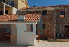 Otok Krk, Dobrinj, okolica, renovirana kamena kuća s bazenom, Dobrinj, Famiglia