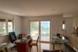 Otok Krk, Njivice, dvosoban stan 62 m2 u prizemlju s pogledom na more i okućnicom 66 m2, Krk, Appartement