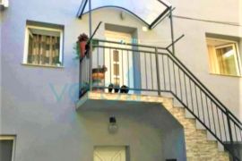 Novi Vinodolski - kuća s 3 stana 200 m od mora, prodaja, Novi Vinodolski, Casa