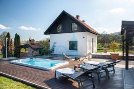 Karlovac, Tounj, novouređena kuća sa okućnicom 5900 m2 i bazenom, prodaja, Tounj, Maison