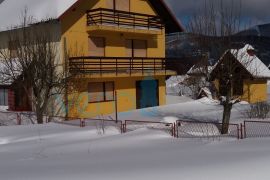 Gorski kotar, Mrkopalj, Samostojeća katnica na zelenoj okućnici, prodaja, Mrkopalj, Maison