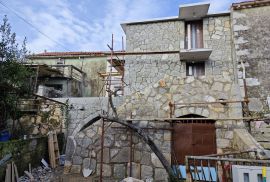 KRK, šire područje grada Krka - Obnovljena kamena kuća u nizu, Krk, Дом