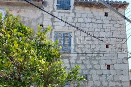 Trogir - stara kamena kuća uz more za renovaciju, Trogir, Famiglia
