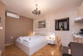 Zadar - Poluotok turistički objekt 6 apartmana 1.300.000€, Zadar, Kuća
