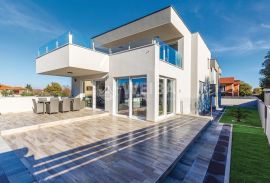 Istra, Šišan, prodaje se vrhunski opremljena moderna vila, 4 km od plaže, Ližnjan, Kuća