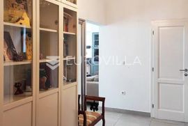 Istra, Pula, prostrani stan na idealnoj lokaciji, NKP 76 m2, Pula, Apartamento