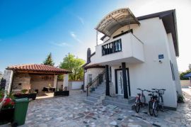 Lijepa apartmanska kuća na mirnoj lokaciji, Pula, Istra, Pula, Kuća