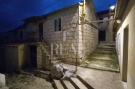 Starina katnica 90m2 + prizemnica 50m2 na otoku Čiovu, Okrug Donji, Trogir, Kuća