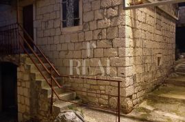 Starina katnica 90m2 + prizemnica 50m2 na otoku Čiovu, Okrug Donji, Trogir, Kuća