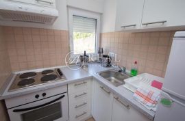 Kuća 5 apartmana,362 m2,okućnica,parking,100 m od mora, Trogir, بيت
