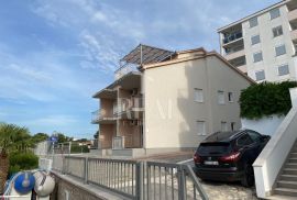 Kuća 5 apartmana,362 m2,okućnica,parking,100 m od mora, Trogir, Casa