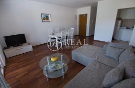 Kuća 5 apartmana,362 m2,okućnica,parking,100 m od mora, Trogir, Casa