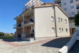 Kuća 5 apartmana,362 m2,okućnica,parking,100 m od mora, Trogir, Дом