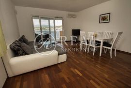 Kuća 5 apartmana,362 m2,okućnica,parking,100 m od mora, Trogir, Kuća