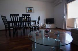 Kuća 5 apartmana,362 m2,okućnica,parking,100 m od mora, Trogir, Kuća