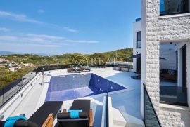Eksluzivna villa sa bazenom,370 m2,S+P+2,garaža,pogled na more, Trogir, Ev