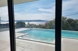 Prekrasna villa s bazenom ,250 m2 ,pogled na more!, Crikvenica, Famiglia
