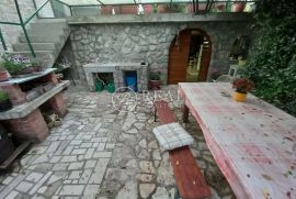 Prodaja dvije etaže u kući na Donjem Zametu s garažom, poslovnim prostorom i parkingom, Rijeka, Ev