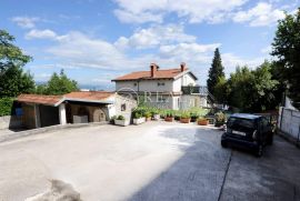 Prodaja dvije etaže u kući na Donjem Zametu s garažom, poslovnim prostorom i parkingom, Rijeka, Ev