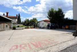 Prodaja dvije etaže u kući na Donjem Zametu s garažom, poslovnim prostorom i parkingom, Rijeka, بيت