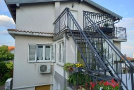 Prodaja dvije etaže u kući na Donjem Zametu s garažom, poslovnim prostorom i parkingom, Rijeka, Σπίτι