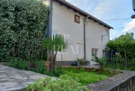 Prodaja dvije etaže u kući na Donjem Zametu s garažom, poslovnim prostorom i parkingom, Rijeka, Famiglia