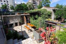Prodaja dvije etaže u kući na Donjem Zametu s garažom, poslovnim prostorom i parkingom, Rijeka, Famiglia
