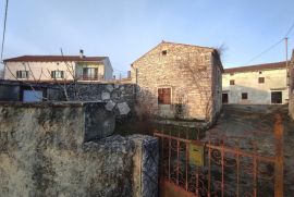 Stara kamena kuća, 2 zgrade i građevinsko zemljište 1000m2 DIVŠIĆI, Marčana, Kuća