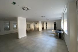 RIJEKA, CENTAR- Poslovni prostor pogodan za kafić ili ured, Rijeka, Poslovni prostor