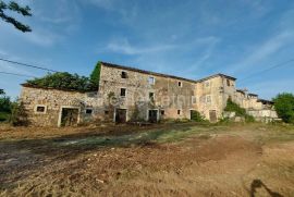 Vižinada - starina za obnovu s 2000 m2 građevinskog zemljišta!, Vižinada, Famiglia