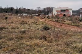 Poljoprivredno zemljište Prodaje se poljoprivredno zemlište u Krnici, Marčana, Terrain