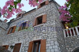 Renovirana kamena kuća sa 6 apartmana, drugi red uz more, Supetar, Famiglia