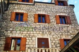 Renovirana kamena kuća sa 6 apartmana, drugi red uz more, Supetar, Famiglia