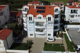 Apartmanska kuća s 10 app i bazen!, Zadar - Okolica, House