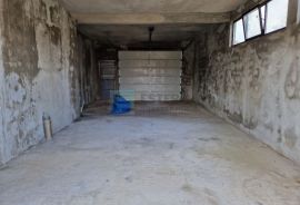 Građevinsko zemljište 1198 m2 s postojećim objektom !, Benkovac, Commercial property