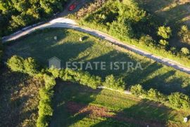 Prodaje se građevinsko zemljište u Juršići, Svetvinčenat, Tierra
