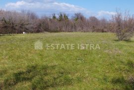 Na prodaju poljoprivredno zemljište 6517m2, na potezu od pulskog aerodroma prema Valturi., Ližnjan, Arazi