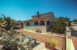 Simpatična kuća na dobroj lokaciji, Banjole, Istra, Medulin, Дом