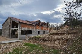 Imotski kuća za odmor u izgradnji 300 m2 - parcela 4300 m2 - intima, Imotski, Kuća