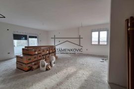 Prodaje se odličan četvorosoban stan u Veterniku 1200 eura /m2 ID#6189, Novi Sad - grad, Apartamento