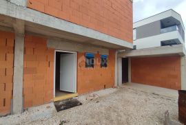 ISTRA, ŠTINJAN - Moderna novogradnja s dvije stambene jedinice i bazenom, Pula, بيت
